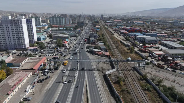 Таван шарын Нүхэн гарц дээгүүр 90 метрийн урт явган хүний гүүрийн ажил хийгдэж байна