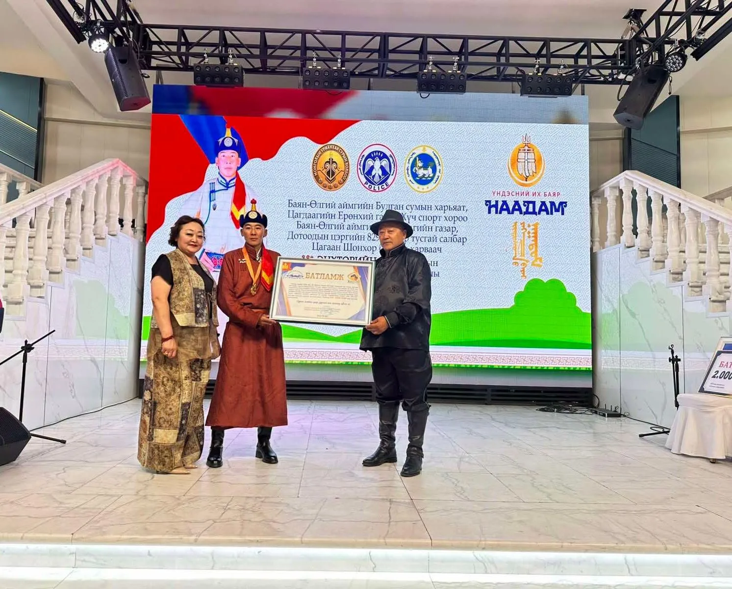 Урианхай сурын Улсын мэргэн Э.Бумбаярыг Нэг өрөө байраар шагнав.