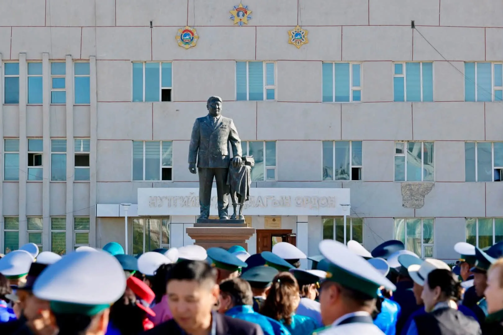 Төр, нийгмийн нэрт зүтгэлтэн Ю.Цэдэнбалын хөшөөнд цэцэг өргөж, хүндэтгэл үзүүллээ