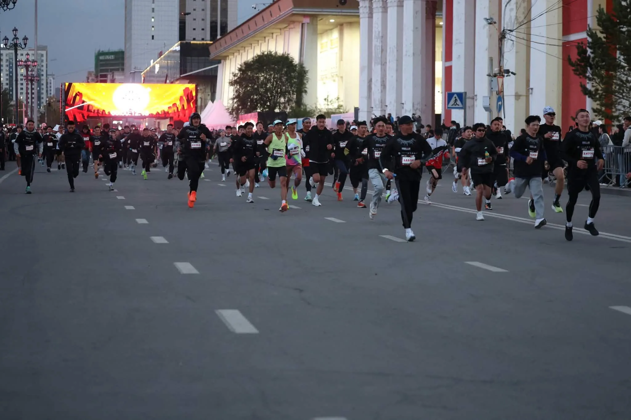 “Night Marathon Ulaanbaatar 2026” олон улсын шөнийн гүйлтэд 9 мянга орчим хүн оролцож байна
