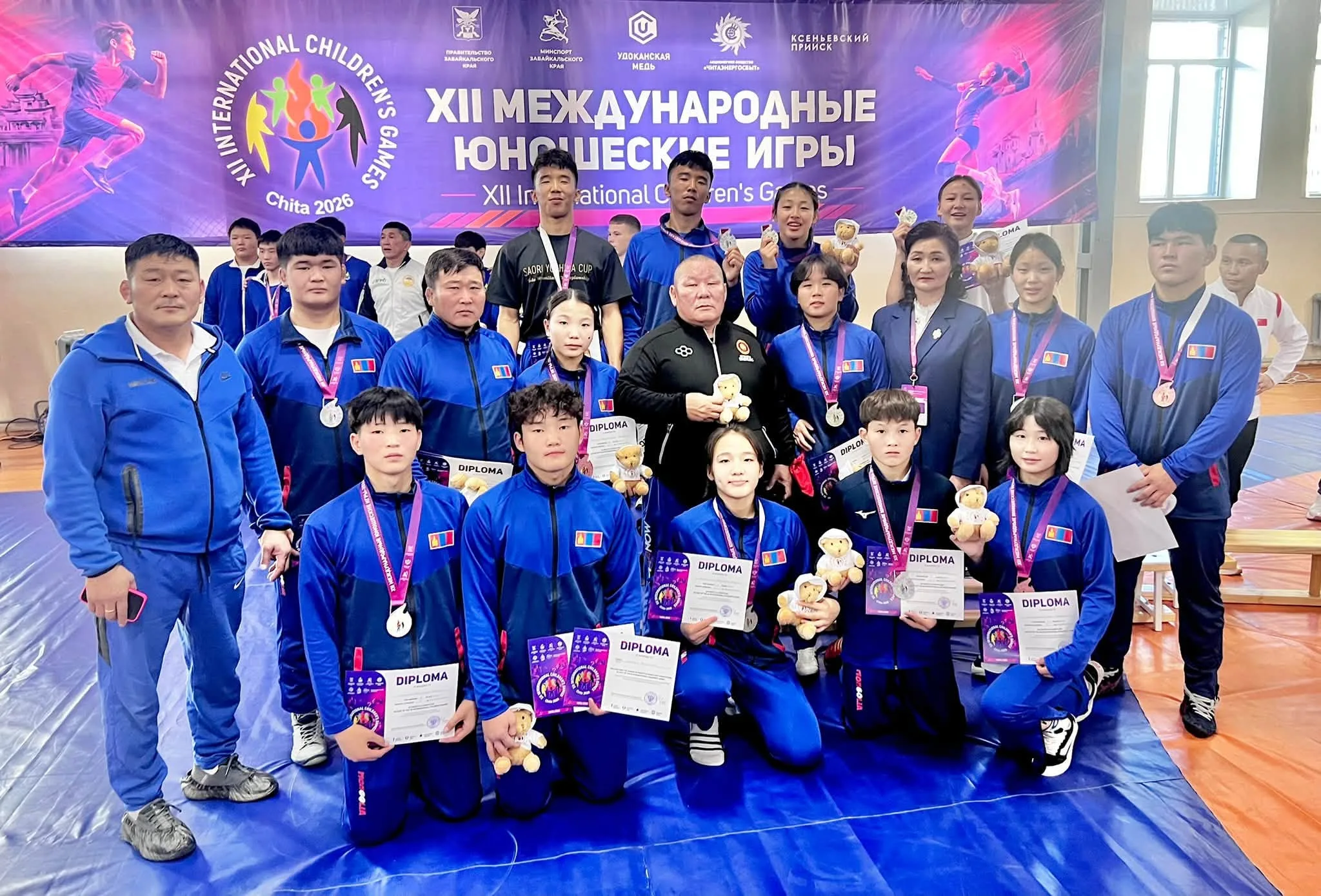 Монголын чөлөөт бөхийн өсвөрийн тамирчид зургаан алт, дөрвөн таван мөнгө, гурван хүрэл медаль хүртжээ