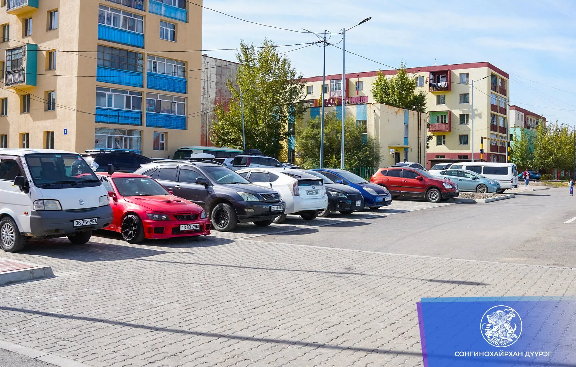 Дүүргийн 20-р хорооны байрны дэргэд автомашины зогсоол, явган хүний зам, ногоон байгууламжийн хамт байгууллаа