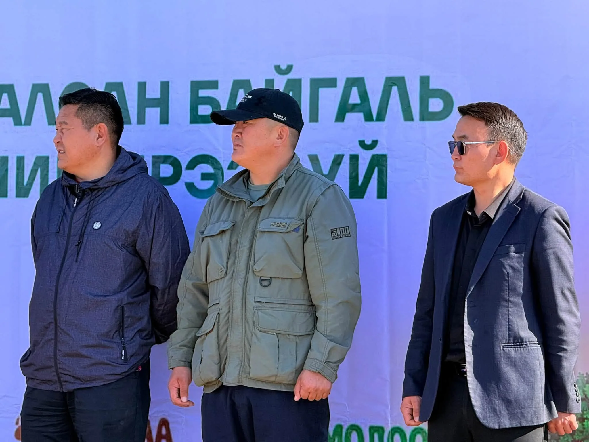 “Хүндэтгэлийн цагаан хаалга”-ны ойр орчим болон онги голын эрэг дагуух хог хаягдлыг цэвэрлэлээ