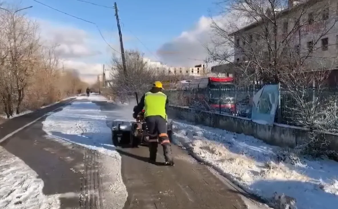 Халтиргаа гулгаа үүсэхээс сэргийлж нийтийн эзэмшлийн зам талбай цэвэрлэж байна
