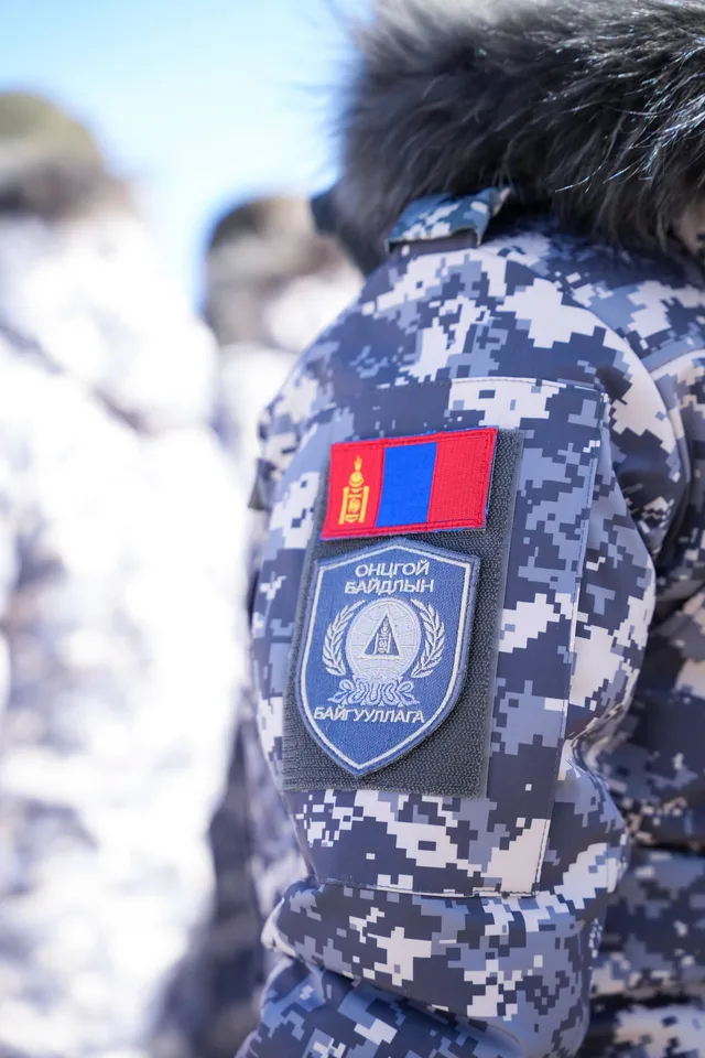 Алба хаагчид хүйтний улирлын хувцсанд шилжлээ
