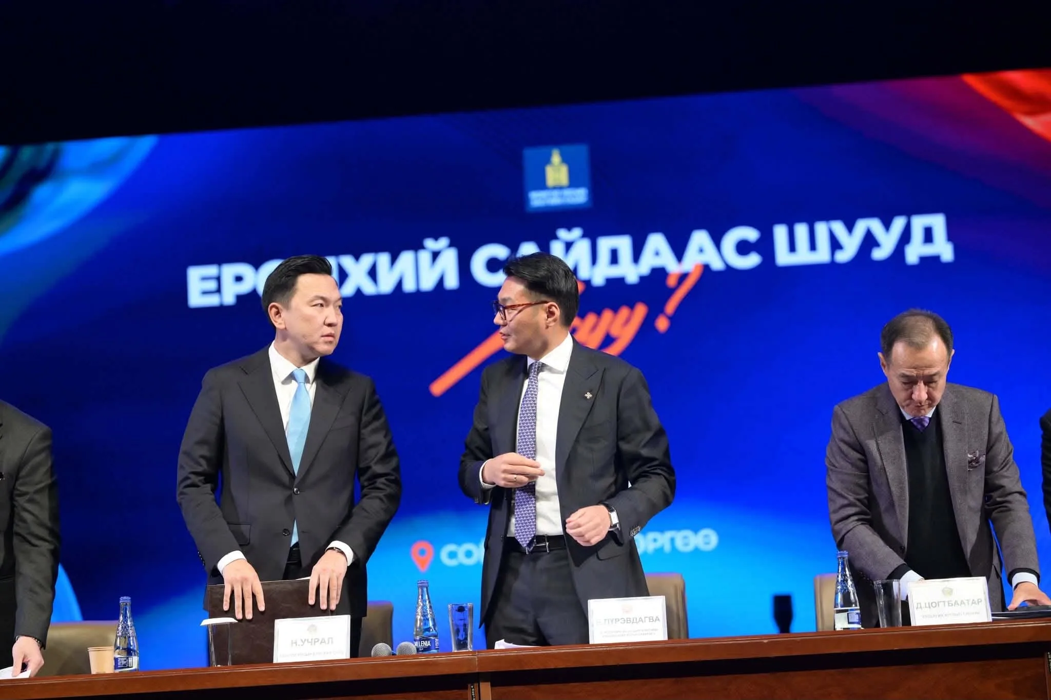 Ерөнхий сайд Н.Учрал, нийслэлийн Засаг дарга Б.Пүрэвдагва нар Сүхбаатар дүүргийн иргэдтэй уулзлаа
