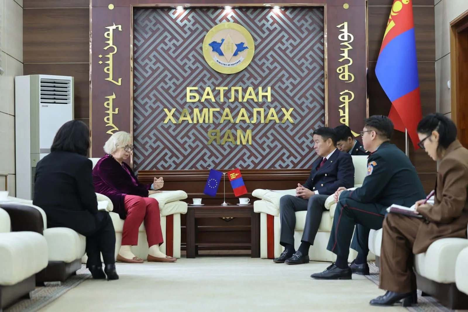 Батлан хамгаалахын сайд Д.Батлут Европын холбооны элчин сайдыг хүлээн авч уулзлаа