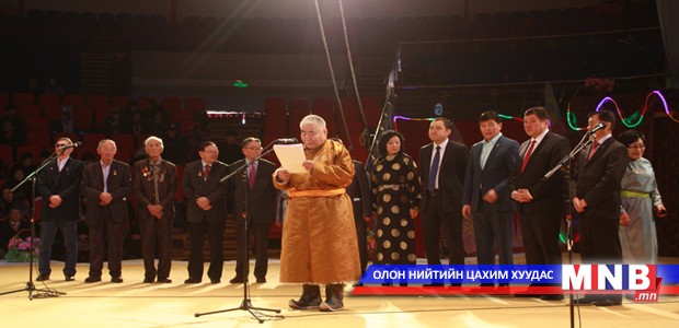 УИХ-ын гишүүд багш нартаа бэлэг гардуулав