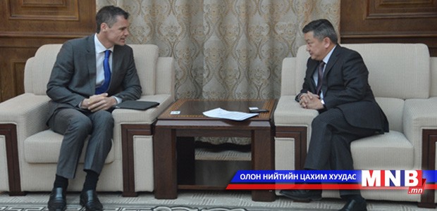 З.Энхболд “Чайна Дэйли”, "Ард түмний өдөр тутмын сонин"-д ярилцлага өгөв