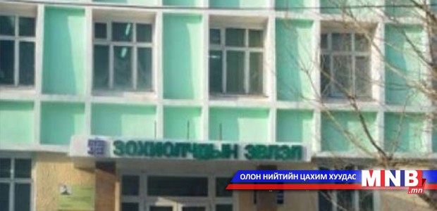 85 ширхэг ном бэлэглэжээ