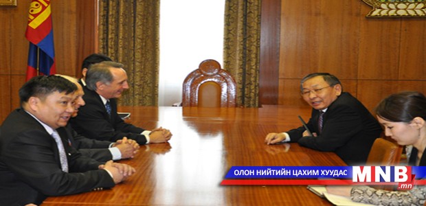 Шинийн найманд ном хурна