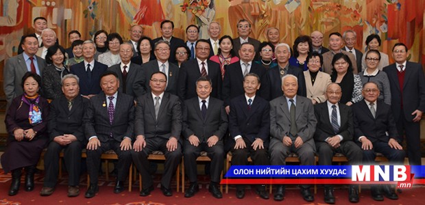 Ахмадууд бэлгээ гардаж, хүслээ дайлаа