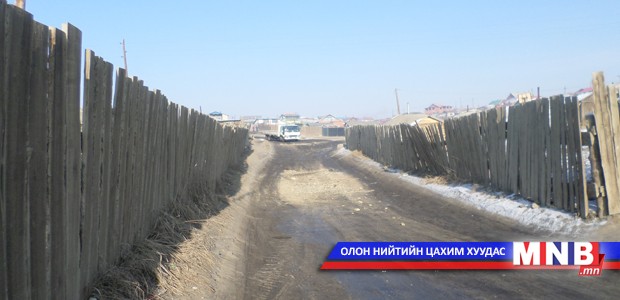 Гэр хорооллын гудамжны мөсийг цэвэрлэжээ