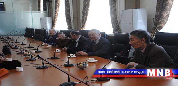 Хэлмэгдэгсдийн гэр бүлийг хүлээн авч уулзлаа