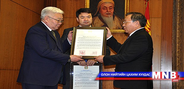 Ерөнхийлөгчийн зарлигийг дамжууллаа