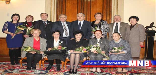 ОХУ-ын багш нар боловсролын тэргүүний ажилтан шагнал хүртлээ