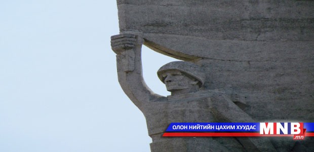 Монгол-Зөвлөлтийн дайчдын хөшөөнд цэцэг өргөлөө