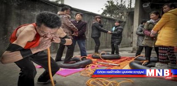 Хамраараа дугуй хийлдэг эр