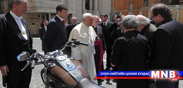Хамба лам мотоциклийн шатахууны саван дээр гарын үсгээ зуржээ