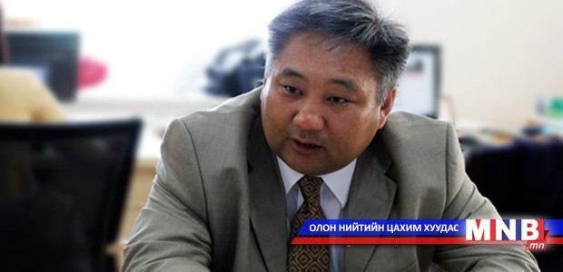 Нийгмийн даатгалын ерөнхий газрын дарга Ц.Уртнасан иргэдийн асуултад хариулж байна