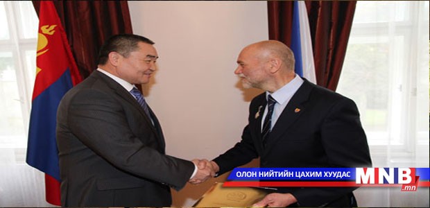 Чех иргэдийг шагналаа