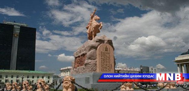 Д.Сүхбаатарын хөшөөнд цэцэг өргөнө