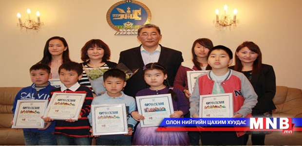 Британид амьдардаг хүүхдүүд эх хэлээ сурч байна