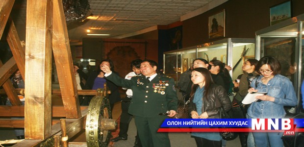 Жуулчид цэргийн музейг үзнэ