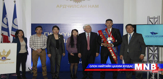 Ардчилсан нам баярын өдрөөрөө залуу гишүүддээ батлах гардуулав