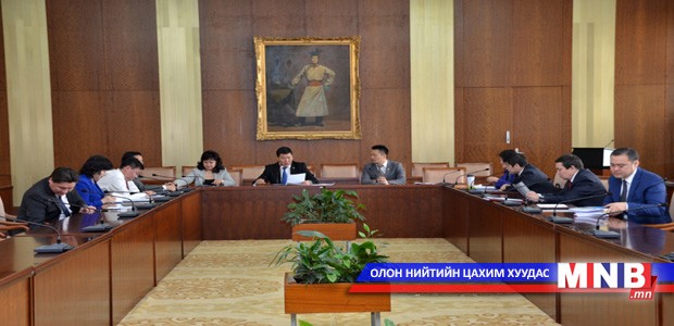 Тамхины хяналтын тухай хуулийн өөрчлөлтийн талаар хэлэлцэж байна