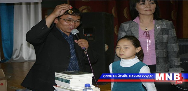Д.Саран-Ирээдүй охин Д.Нацагдоржийн тэмдэг, үнэмлэх гардан авлаа