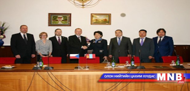 Чехэд амьдардаг монгол айл гурван ихэр хүүтэй боллоо
