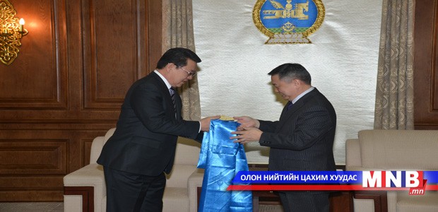 Ч.Улаан сайдын төрсөн өдөрт хадаг, мөнгөн аяга гардууллаа