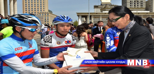 Ж.Батзандан, Ц.Оюунгэрэл нар дугуйн спортын тамирчидтай уулзав