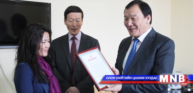 Сэтгүүлчид шагнал гардлаа