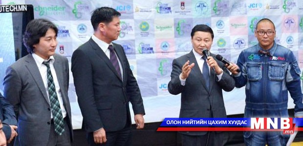 Ерөнхий сайд Н.Алтанхуяг залуу зохион бүтээгчдийн шилдэг бүтээлийн үзэсгэлэнтэй танилцлаа