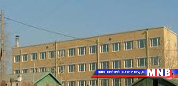 Сургуулийнхаа зай талбайд хичээллэж байна