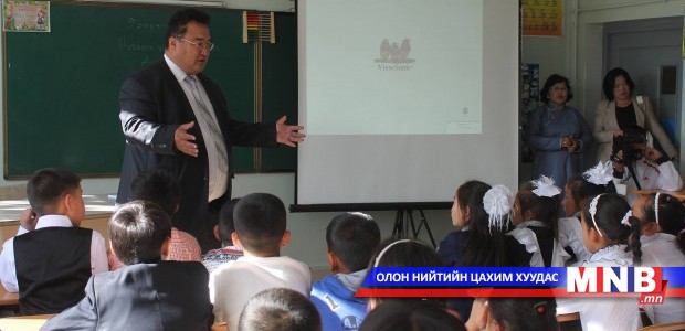 Д.Бат-Эрдэнэ “Бичиг соёлыг дэлгэрүүлэгч” цол тэмдгээр шагнууллаа