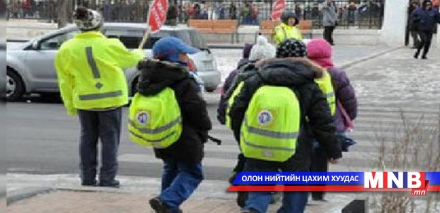 Бага насны хүүхдэд хүнд цүнх үүрүүлэх нь нурууны өвчлөлд хүргэдэг