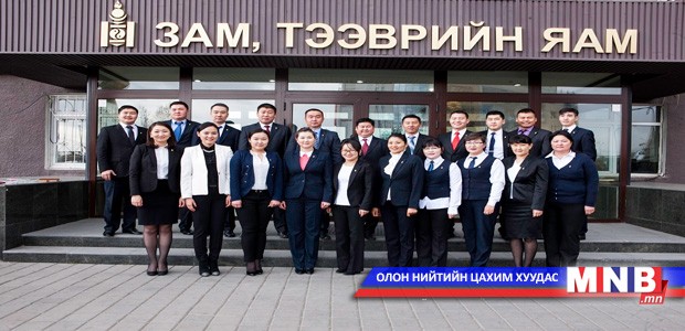 Төрийн албан хаагчид тангараг өргөлөө