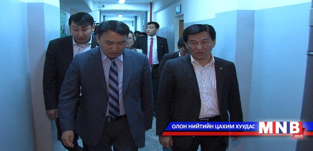 Байнгын хорооны дарга мянган оюутны байртай танилцлаа