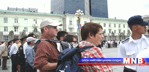 Жуулчдад үйлчлэх мэргэшсэн жолооч манай улсад хомс байна