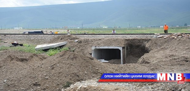 Төмөр зам дагуу их цэвэрлэгээ хийлээ