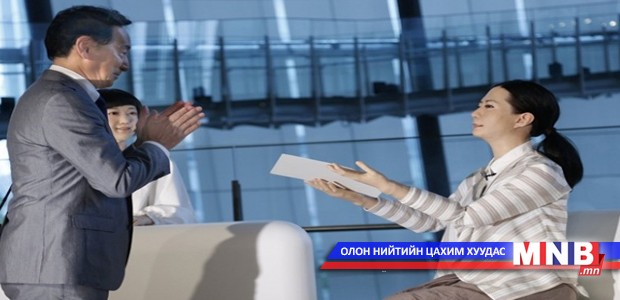 Эмэгтэй хүнтэй андуурам робот зохион бүтээжээ