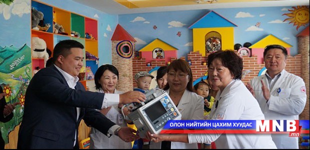 Оюутнууд үргүй зардлаа хэмнэн "Зүрхний дефибириллятор" төхөөрөмж бэлэглэлээ