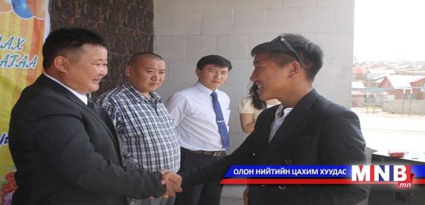 Засаг дарга төгсөгчдийн гэрчилгээг гардууллаа