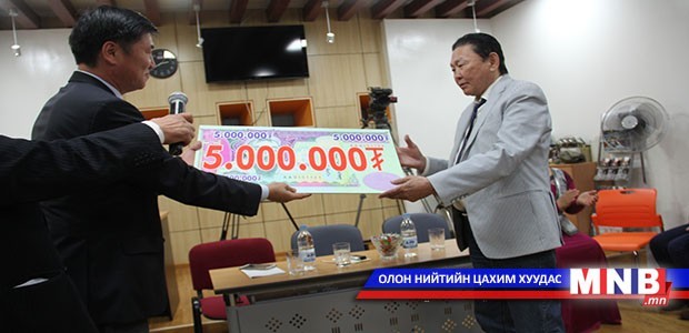 МҮОНРТ “Цэнхэр залаа”-г 45 жил ашигласныхаа хариуг барьж зохиогч С.Баатарсүхийг таван сая төгрөгөөр урамшуулав