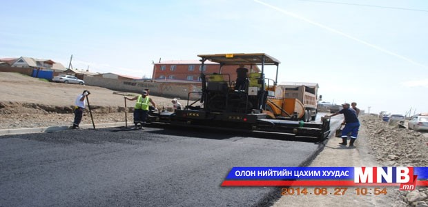 Баянхошууны замд хучилт хийж байна