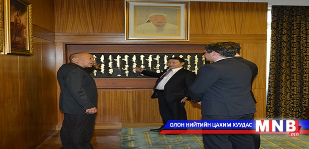 Ерөнхий сайдын фото зургийн номыг хэвлүүлнэ