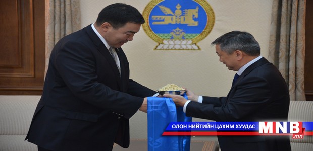 УИХ-ын гишүүн Б.Бат-Эрдэнэд хадаг, мөнгөн аяга гардуулав